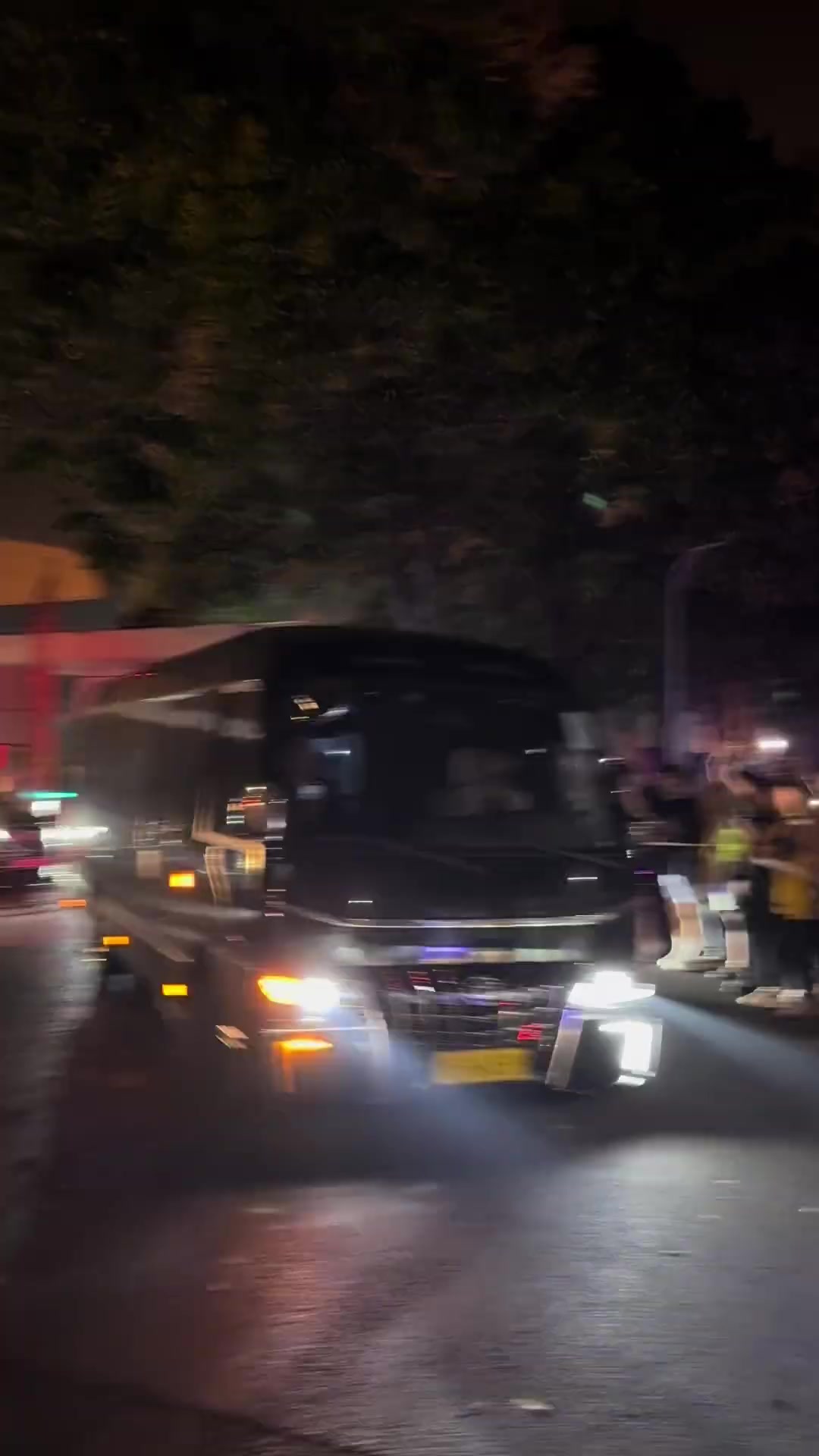 开云体育电脑版-安全警示：球迷追车近拍，詹姆斯乘考斯特坐于后排